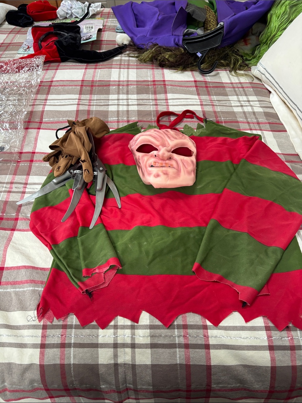 Source Unknown Red & Green Striped Kids Horror Costume Set with Mask and Glove